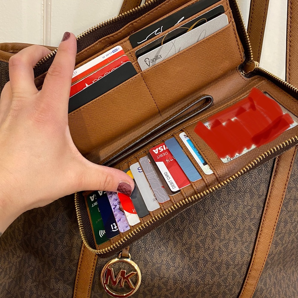 Michael Kors leather bag with matching wallet. - Picture 5 of 5
